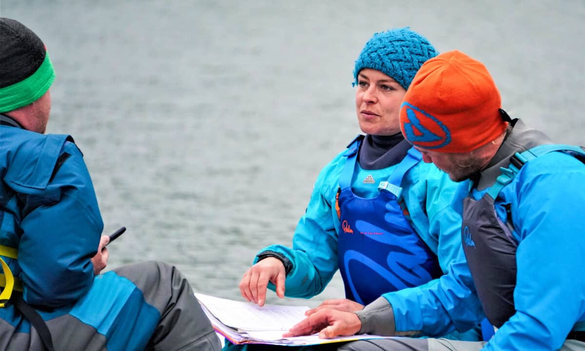 British Canoeing Awarding Body - Tutor tutoring some learners in a paddlesport environment